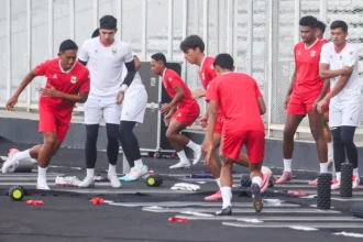 Pesepak bola Timnas Indonesia mengikuti sesi latihan di Stadion Madya, Komplek Olahraga Gelora Bung Karno, Jakarta, Minggu (26/7/2026).