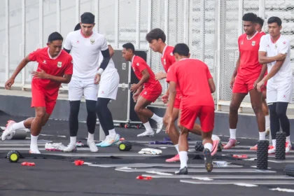 Pesepak bola Timnas Indonesia mengikuti sesi latihan di Stadion Madya, Komplek Olahraga Gelora Bung Karno, Jakarta, Minggu (26/7/2026).