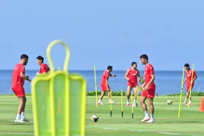 Pesepak bola Timnas Indonesia Ivar Jenner (kedua kanan) mengikuti sesi latihan di Training Center Bali United, Pantai Purnama, Gianyar, Bali, Kamis (23/7/2026).