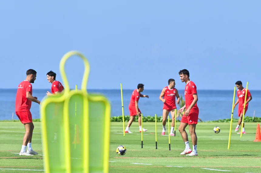 Pesepak bola Timnas Indonesia Ivar Jenner (kedua kanan) mengikuti sesi latihan di Training Center Bali United, Pantai Purnama, Gianyar, Bali, Kamis (23/7/2026).