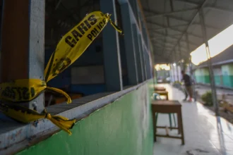 Pekerja kebersihan menyapu lantai sekolah pascaledakan bom rakitan di Madrasah Aliyah Negeri (MAN) 3 Padang, Sumatera Barat, Selasa (14/7/2026).