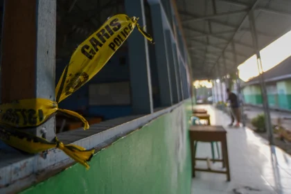 Pekerja kebersihan menyapu lantai sekolah pascaledakan bom rakitan di Madrasah Aliyah Negeri (MAN) 3 Padang, Sumatera Barat, Selasa (14/7/2026).