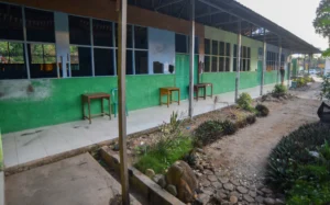 Pekerja kebersihan menyapu lantai sekolah pascaledakan bom rakitan di Madrasah Aliyah Negeri (MAN) 3 Padang, Sumatera Barat, Selasa (14/7/2026).