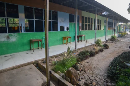 Pekerja kebersihan menyapu lantai sekolah pascaledakan bom rakitan di Madrasah Aliyah Negeri (MAN) 3 Padang, Sumatera Barat, Selasa (14/7/2026).