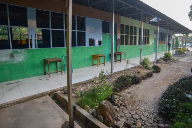 Pekerja kebersihan menyapu lantai sekolah pascaledakan bom rakitan di Madrasah Aliyah Negeri (MAN) 3 Padang, Sumatera Barat, Selasa (14/7/2026).
