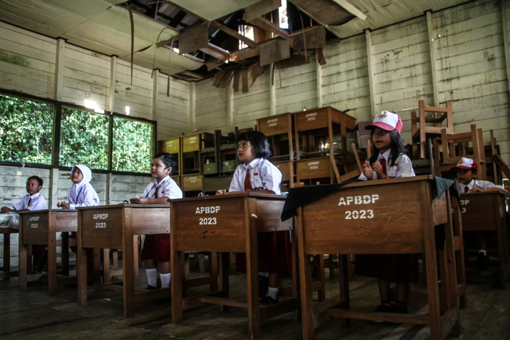 Sejumlah siswa mengikuti Masa Pengenalan Lingkungan Sekolah (MPLS) di SD Negeri 01 Petuk Katimpun, Palangka Raya, Kalimantan Tengah, Senin (13/7/2026).