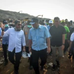 Menteri Lingkungan Hidup Jumhur Hidayat (tengah) berbincang dengan Deputi Bidang Pengendalian Pencemaran dan Kerusakan Lingkungan KLH Rasio Ridho Sani (kedua kiri) saat meninjau kebakaran Tempat Pembuangan Akhir (TPA) Jatiwaringin di Kabupaten Tangerang, Banten