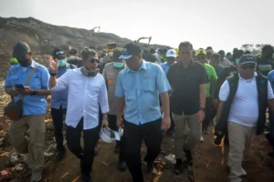Menteri Lingkungan Hidup Jumhur Hidayat (tengah) berbincang dengan Deputi Bidang Pengendalian Pencemaran dan Kerusakan Lingkungan KLH Rasio Ridho Sani (kedua kiri) saat meninjau kebakaran Tempat Pembuangan Akhir (TPA) Jatiwaringin di Kabupaten Tangerang, Banten