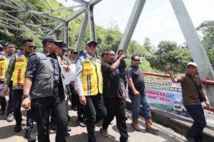 Menteri Pekerjaan Umum (PU) Dody Hanggodo (tengah) meninjau Jembatan Enang-Enang di Desa Arul Cincin, Kecamatan Pintu Rime Gayo, Kabupaten Bener Meriah, Aceh, Rabu (8/7/2026).