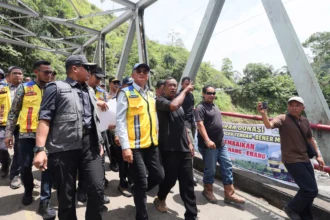 Menteri Pekerjaan Umum (PU) Dody Hanggodo (tengah) meninjau Jembatan Enang-Enang di Desa Arul Cincin, Kecamatan Pintu Rime Gayo, Kabupaten Bener Meriah, Aceh, Rabu (8/7/2026).