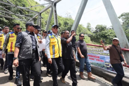 Menteri Pekerjaan Umum (PU) Dody Hanggodo (tengah) meninjau Jembatan Enang-Enang di Desa Arul Cincin, Kecamatan Pintu Rime Gayo, Kabupaten Bener Meriah, Aceh, Rabu (8/7/2026).