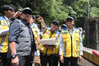 Menteri Pekerjaan Umum (PU) Dody Hanggodo (kanan) meninjau Jembatan Enang-Enang di Desa Arul Cincin, Kecamatan Pintu Rime Gayo, Kabupaten Bener Meriah, Aceh, Rabu (8/7/2026).
