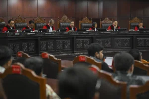 Ketua Mahkamah Konstitusi (MK) Suhartoyo (tengah) memimpin sidang pembacaan putusan 20 permohonan uji materiil di Gedung Mahkamah Konstitusi, Jakarta, Kamis (30/7/2026).