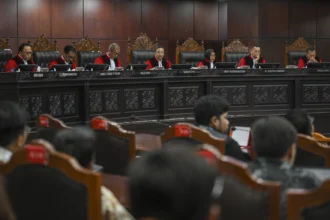 Ketua Mahkamah Konstitusi (MK) Suhartoyo (tengah) memimpin sidang pembacaan putusan 20 permohonan uji materiil di Gedung Mahkamah Konstitusi, Jakarta, Kamis (30/7/2026).