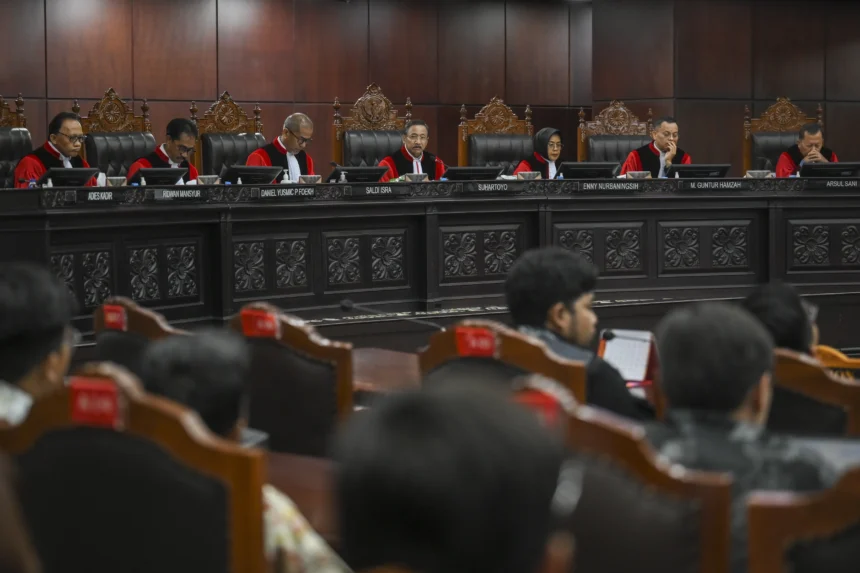 Ketua Mahkamah Konstitusi (MK) Suhartoyo (tengah) memimpin sidang pembacaan putusan 20 permohonan uji materiil di Gedung Mahkamah Konstitusi, Jakarta, Kamis (30/7/2026).