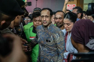 Terdakwa kasus dugaan korupsi pengadaan Chromebook di lingkungan Kemendikbudristek, Nadiem Anwar Makarim (tengah), meninggalkan ruang sidang bersama istrinya, Franka Franklin (kanan) usai menjalani sidang putusan di Pengadilan Tipikor, Jakarta, Selasa (30/6/2026).