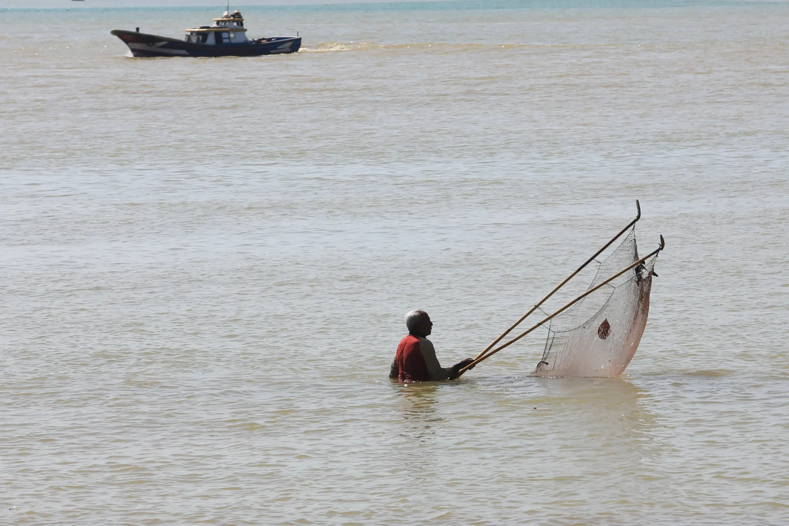 Nelayan menjaring dan mencari udang rebon di kawasan pesisir Pantai Desa Pasar Aceh, Johan Pahlawan, Aceh Barat, Aceh, Sabtu (11/7/2026). Para nelayan pencari udang rebon di kawasan itu mampu mengumpulkan delapan hingga 15 kilogram per hari yang kemudian dipasarkan baik secara langsung di pasar lokal maupun dipasok ke beberapa daerah seperti Kota Langsa, Aceh Utara, Nagan Raya dan Medan Sumatera Utara untuk bahan baku pembuatan terasi dengan harga jual Rp10.000 hingga Rp13.000 per kilogram tergantung kualitas. (ANTARA FOTO/Syifa Yulinnas)