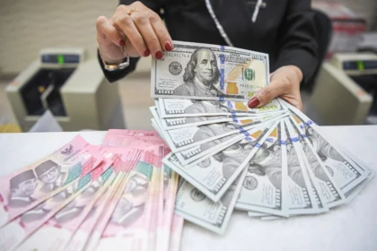 Nilai tukar rupiah berada di level Rp18.109 per dolar AS pada perdagangan Senin (13/7) sore, rupiah melemah 44 poin atau 0,24 persen dibandingkan dari penutupan sebelumnya di level Rp 18.065 per dolar AS imbas ketegangan geopolitik AS-Iran yang meningkat di Timur Tengah. (Sumber: Antara Foto/M Risyal Hidayat/foc)