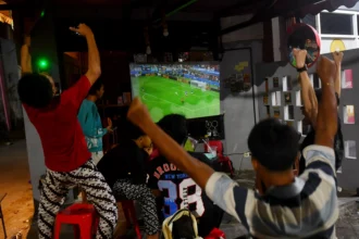 Warga menyaksikan pertandingan Piala Dunia 2026 pada babak semi final antara Spanyol melawan Prancis di kawasan Pasar Klandasan, Balikpapan, Kalimantan Timur