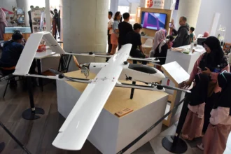 Pengunjung mengamati pesawat nirawak atau drone saat pameran Badan Riset dan Inovasi Nasional (BRIN) Goes To Society di salah satu pusat perbelanjaan, Kabupaten Bogor, Jawa Barat, Sabtu (6/6/2026).