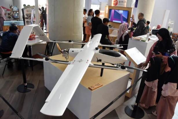 Pengunjung mengamati pesawat nirawak atau drone saat pameran Badan Riset dan Inovasi Nasional (BRIN) Goes To Society di salah satu pusat perbelanjaan, Kabupaten Bogor, Jawa Barat, Sabtu (6/6/2026).