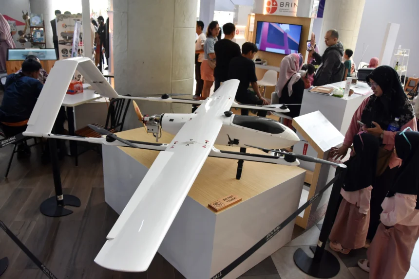 Pengunjung mengamati pesawat nirawak atau drone saat pameran Badan Riset dan Inovasi Nasional (BRIN) Goes To Society di salah satu pusat perbelanjaan, Kabupaten Bogor, Jawa Barat, Sabtu (6/6/2026).