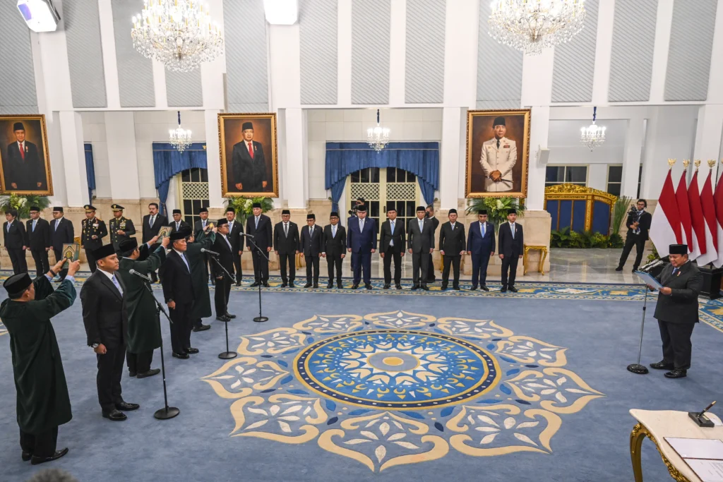 Presiden Prabowo Subianto (kanan) memimpin pembacaan sumpah jabatan saat pelantikan pejabat baru di Istana Negara, Jakarta, Rabu (22/7/2026). Presiden Prabowo Subianto melantik Sudaryono menjadi Kepala BGN menggantikan Nanik Sudaryati Deyang dan melantik Marsekal TNI (Purn) Donny Ermawan Taufanto sebagai Gubernur Universitas RI serta Yos Sunitiyoso sebagai Wakil Gubernur Universitas RI. (ANTARA FOTO/Galih Pradipta)