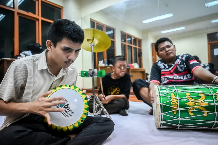 Sejumlah penyandang disabilitas mengikuti pelatihan seni musik marawis di Jakarta, Rabu (22/7/2026).