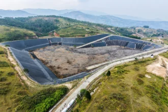 Foto udara lokasi tempat pembuangan akhir sampah saat peletakan batu pertama proyek infrastruktur Pengolahan Sampah menjadi Energi Listrik (PSEL) di Legok Nangka, Kabupaten Bandung, Jawa Barat, Rabu (29/7/2026).