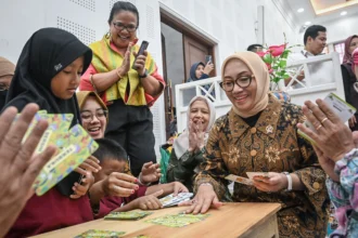 Menteri Pemberdayaan Perempuan dan Perlindungan Anak (PPPA) Arifah Choiri Fauzi (kanan) bermain bersama anak-anak saat Peluncuran Gerakan Ruang Aman Nyaman Anak di Gedung Kementerian Koordinator Bidang Pembangunan Manusia dan Kebudayaan (PMK) Jakarta