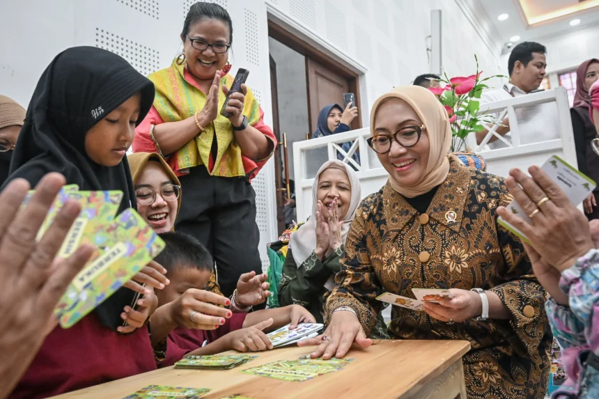 Menteri Pemberdayaan Perempuan dan Perlindungan Anak (PPPA) Arifah Choiri Fauzi (kanan) bermain bersama anak-anak saat Peluncuran Gerakan Ruang Aman Nyaman Anak di Gedung Kementerian Koordinator Bidang Pembangunan Manusia dan Kebudayaan (PMK) Jakarta