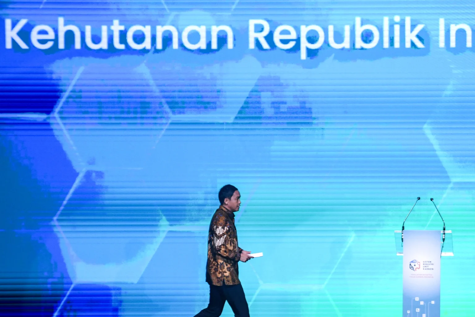 Menteri Kehutanan Raja Juli Antoni bersiap memberikan sambutan saat peluncuran Sistem Registri Unit Karbon (SRUK) di Jakarta, Kamis (9/7/2026).