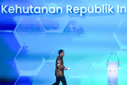 Menteri Kehutanan Raja Juli Antoni bersiap memberikan sambutan saat peluncuran Sistem Registri Unit Karbon (SRUK) di Jakarta, Kamis (9/7/2026).