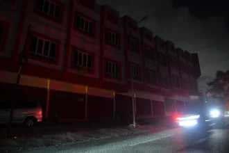 Pengendara melintas di wilayah pertokoan saat terjadi pemadaman listrik bergilir di Balikpapan, Kalimantan Timur, Selasa (30/6/2026).
