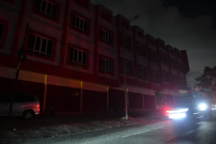 Pengendara melintas di wilayah pertokoan saat terjadi pemadaman listrik bergilir di Balikpapan, Kalimantan Timur, Selasa (30/6/2026).