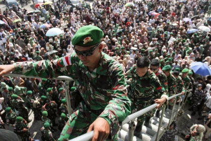 Prajurit TNI Statis Batalyon Infanteri 117 Ksatria Yudha menaiki tangga kapal KRI-592 Banjarmasin saat pemberangkatan dari Pelabuhan Umum Krung Geukuh, Aceh Utara, Aceh, Kamis (02/7/2026).