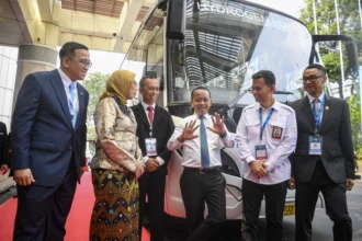 Menteri Energi dan Sumber Daya Mineral (ESDM) Bahlil Lahadalia (ketiga kanan) berbincang bersama Direktur Jenderal Energi Baru, Terbarukan dan Konservasi Energi (EBTKE) Kementerian Energi dan Sumber Daya Mineral (ESDM) Eniya Listiani Dewi (kedua kiri), Dirut PT PLN (Persero) Darmawan Prasodjo (kanan), Wakil Kepala BRIN Amarulla Octavian (kedua kanan), Wakil Direktur Utama PT Pertamina (Persero) Oki Muraza (kiri) dan Direktur Teknik dan Fasilitas DAMRI Arifin (ketiga kiri) usai meluncurkan bus bertenaga hydrogen pada acara Global Hydrogen Ecosystem 2026 di Jakarta International Convention Center (JICC), Selasa (21/7/2026).