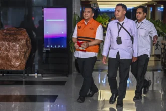 Tersangka kasus dugaan korupsi pengurusan izin tinggal warga negara asing (WNA) di Indonesia Silmy Karim (kiri) berjalan usai diperiksa di Gedung Merah Putih KPK, Jakarta, Senin (8/6/2026).