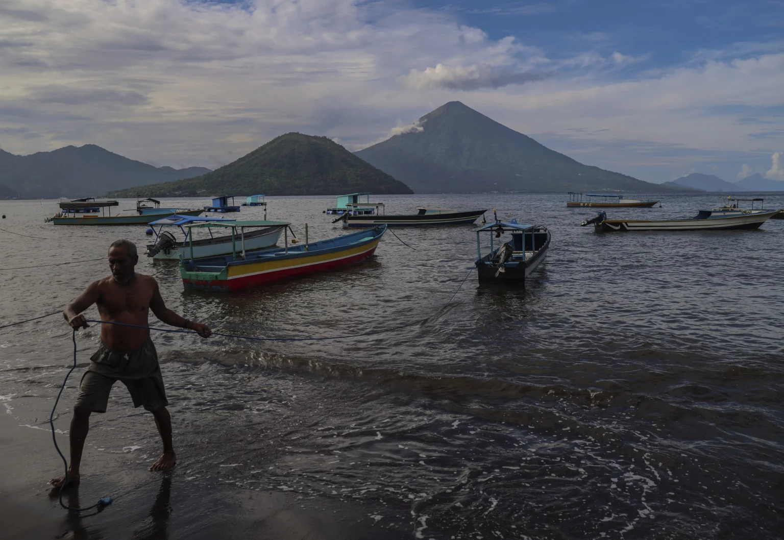 Seorang nelayan menarik perahu di Pantai Fitu, Ternate, Maluku Utara, Senin (15/6/2026).