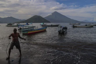 Seorang nelayan menarik perahu di Pantai Fitu, Ternate, Maluku Utara, Senin (15/6/2026).