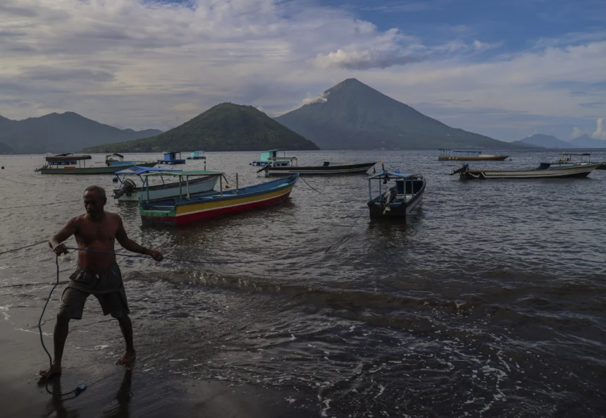 Seorang nelayan menarik perahu di Pantai Fitu, Ternate, Maluku Utara, Senin (15/6/2026).