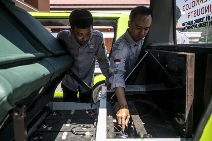 Mahasiswa Fakultas Teknologi Industri Universitas Islam Sultan Agung (Unissula) memeriksa kondisi baterai saat uji coba prototipe mobil listrik tenaga surya di kampus Unissula, Semarang, Jawa Tengah, Kamis (11/6/2026).