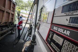 Petugas SPBU melayani pengisian bahan bakar minyak (BBM) Biosolar B50 ke truk angkut barang di SPBU Pertamina Ahmad Yani, Semarang, Jawa Tengah. (Sumber: Antara Foto/Aprillio Akbar/nz)