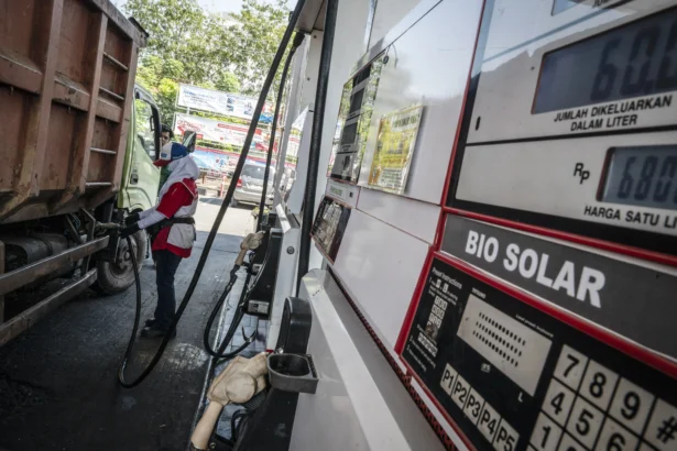 Petugas SPBU melayani pengisian bahan bakar minyak (BBM) Biosolar B50 ke truk angkut barang di SPBU Pertamina Ahmad Yani, Semarang, Jawa Tengah. (Sumber: Antara Foto/Aprillio Akbar/nz)