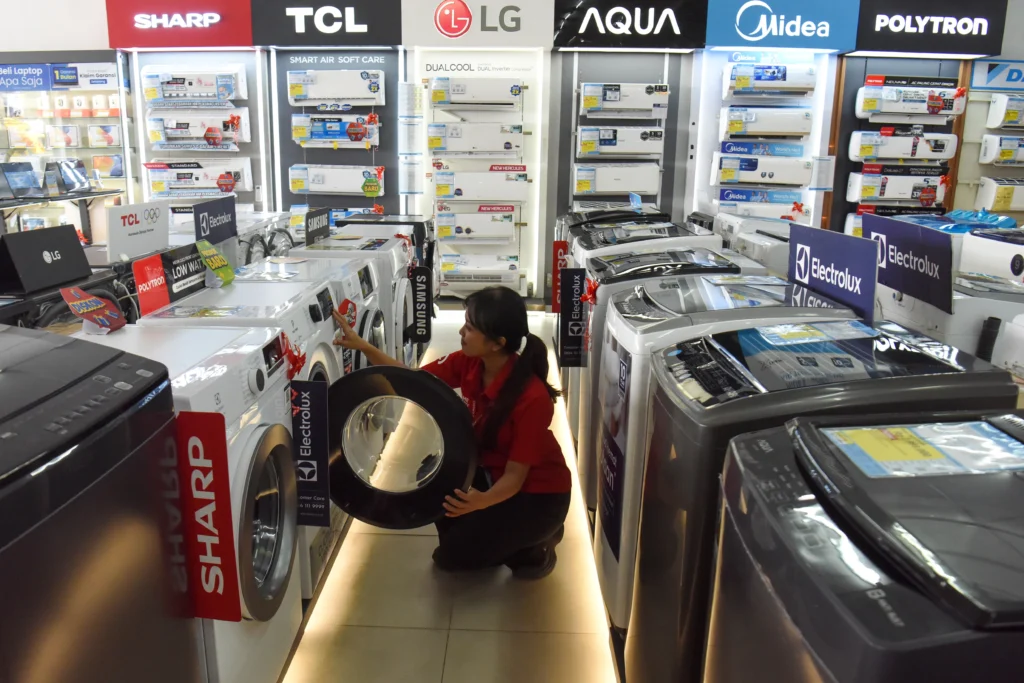 Pegawai mengecek barang-barang elektronik yang dijual di salah satu toko elektronik di kawasan Karang Tengah, Jakarta