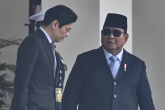 Presiden Prabowo Subianto (kanan) menyambut kedatangan Perdana Menteri (PM) Singapura Lawrence Wong (kiri) di Istana Merdeka, Jakarta, Senin (6/7/2026). (Sumber: Antara Foto/Bayu Pratama S)