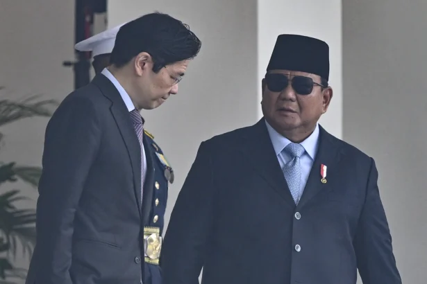 Presiden Prabowo Subianto (kanan) menyambut kedatangan Perdana Menteri (PM) Singapura Lawrence Wong (kiri) di Istana Merdeka, Jakarta, Senin (6/7/2026). (Sumber: Antara Foto/Bayu Pratama S)