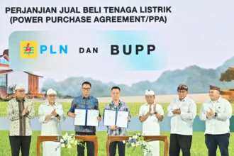 Direktur Utama PLN Darmawan Prasodjo (ketiga kiri) dan Presiden Direktur PT Weiming Nusantara Bali New Energy Ji Ke Ze (tengah) menunjukkan dokumen Perjanjian Jual Beli Tenaga Listrik yang disaksikan Menko Bidang Pangan Zulkifli Hasan (kedua kiri), Menteri Investasi dan Hilirisasi sekaligus CEO Danantara Indonesia Rosan Roeslani (kiri), Menteri Lingkungan Hidup Jumhur Hidayat (kedua kanan), Chief Executive Officer Danantara Investment Management Pandu Patria Sjahrir (kanan) dan Gubernur Bali Wayan Koster (ketiga kanan) saat peresmian pembangunan Pengolahan Sampah menjadi Energi Listrik (PSEL) Bali di Denpasar, Bali, Rabu (8/7/2026).