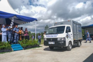 Komandan Lanud Haluoleo Kolonel Pnb Tarmuji Hadi Susanto (kedua kiri) bersama Ketua Umum Induk Koperasi Angkatan Udara (Inkopau) Marsekal Pertama TNI Ady Rachmanaya Panca Putra (ketiga kiri) melepas secara simbolis kendaraan operasional Satuan Pelayanan Pemenuhan Gizi (SPPG) Ambaipua Lanud Haluoleo di Kabupaten Konawe Selatan, Sulawesi Tenggara, Kamis (18/6/2026).