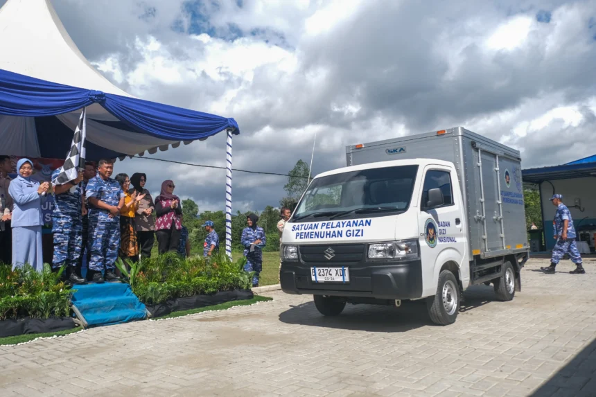 Komandan Lanud Haluoleo Kolonel Pnb Tarmuji Hadi Susanto (kedua kiri) bersama Ketua Umum Induk Koperasi Angkatan Udara (Inkopau) Marsekal Pertama TNI Ady Rachmanaya Panca Putra (ketiga kiri) melepas secara simbolis kendaraan operasional Satuan Pelayanan Pemenuhan Gizi (SPPG) Ambaipua Lanud Haluoleo di Kabupaten Konawe Selatan, Sulawesi Tenggara, Kamis (18/6/2026).
